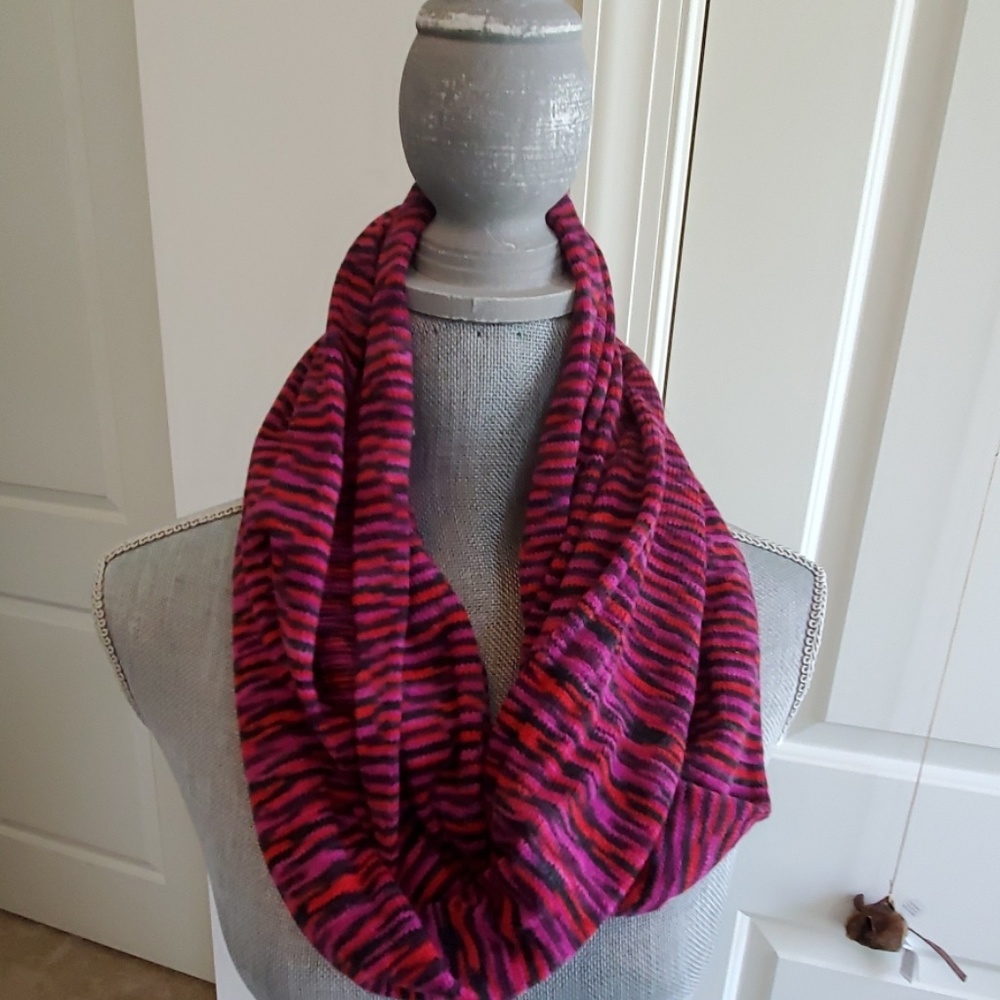 nwt collection18 pink infinity loop